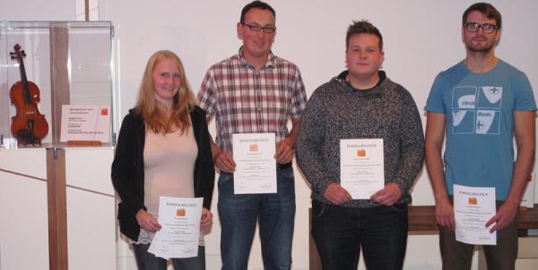 Gruppenbild der Erstplatzierten (v.li.): Daniela Bösl, Martin Grenacher, Christoph Friedlin, und Malte Neumann.
Links im Bild das erstplatzierte Gesellenstück „Geigenvitrine“ von Daniela Bösl. Gruppenbild der Erstplatzierten (v.li.): Daniela Bösl, Martin Grenacher, Christoph Friedlin, und Malte Neumann.
Links im Bild das erstplatzierte Gesellenstück „Geigenvitrine“ von Daniela Bösl.