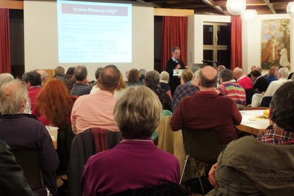 Der ÖDP-Europaabgeordnete Prof. Klaus Buchner bei seinem Vortrag "Gesundheitsgefahren beim Mobilfunk - und seine Alternative" in Freiburg