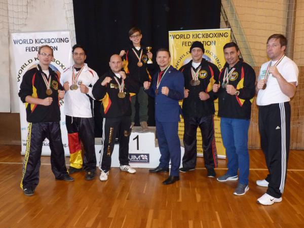 Viele Medaillen für die Kickboxer (von links): 
Heiko Steiert, Stephan Zilm, Thomas Kast, Dario Costanzo, Roman Logisch, André Mergener, Ignazio Costanzo und André Kniest.