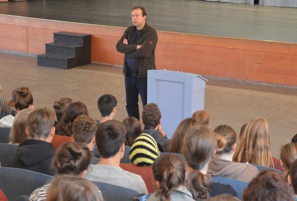 Thomas Marwein im Gespräch mit SchülerInnen der Freien Waldorfschule Offenburg
