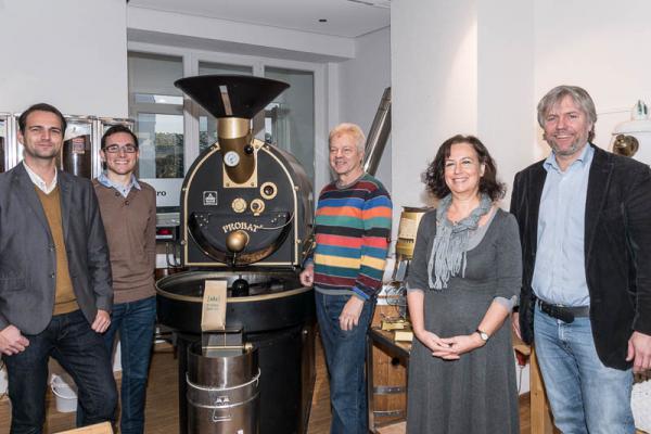 S'muss fair si", ein neues Kooperationsprojekt zwischen Café Mundwerk und dem Waldkircher Weltladen - Von links: Michael Danner von Wilpert (Geschäftsführer Café Mundwwerk), Felix Meybrunn (Einkauf und Vertrieb), Barista Giampietro Moreni, Birgitta Hoffmann-Houet (Weltladen, Waldkirch), Frank Dehring (Geschäftsführer WABE) S'muss fair si", ein neues Kooperationsprojekt zwischen Café Mundwerk und dem Waldkircher Weltladen - Von links: Michael Danner von Wilpert (Geschäftsführer Café Mundwwerk), Felix Meybrunn (Einkauf und Vertrieb), Barista Giampietro Moreni, Birgitta Hoffmann-Houet (Weltladen, Waldkirch), Frank Dehring (Geschäftsführer WABE)