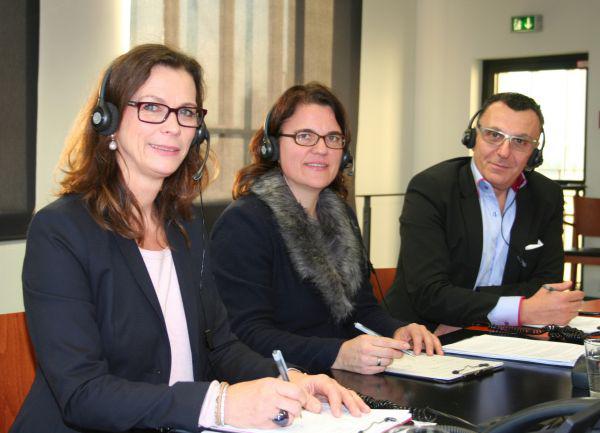 Maria Altena, Professor Dr. med. Svenja Happe, Dipl. med. Safi Hazzan (v.li.)
Quelle: pr|nrw Maria Altena, Professor Dr. med. Svenja Happe, Dipl. med. Safi Hazzan (v.li.)
Quelle: pr|nrw