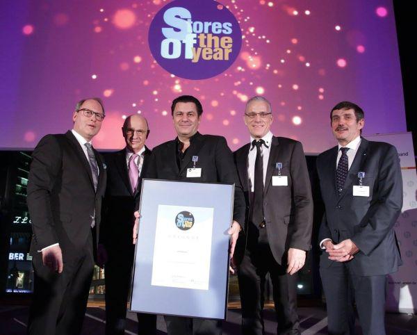 Stefan Genth (Hauptgeschäftsführer Handelsverband Deutschland), Horst G. Rudy (Geschäftsführer Wohnparc Stumpp), Innenarchitekt Werner Quadt, Günter Dick (Geschäftsführer Dick Lauchringen und Wohnparc Stumpp), Utz Geiselhart (Geschäftsführer Handelsverband Südbaden) bei der Preisverleihung in Berlin.
Fotos: Jörn Wolter / Management Forum Stefan Genth (Hauptgeschäftsführer Handelsverband Deutschland), Horst G. Rudy (Geschäftsführer Wohnparc Stumpp), Innenarchitekt Werner Quadt, Günter Dick (Geschäftsführer Dick Lauchringen und Wohnparc Stumpp), Utz Geiselhart (Geschäftsführer Handelsverband Südbaden) bei der Preisverleihung in Berlin.
Fotos: Jörn Wolter / Management Forum