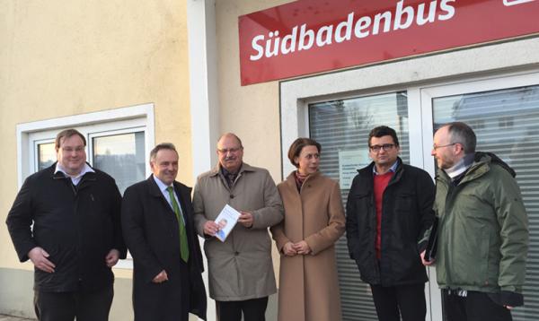 Von links: Hartmut Schwäbl, Josha Frey, Hans Peter Seibold, Simone Stah, Uwe Mühl und Matthias Gastl im Austausch für besseren ÖPNV. Von links: Hartmut Schwäbl, Josha Frey, Hans Peter Seibold, Simone Stah, Uwe Mühl und Matthias Gastl im Austausch für besseren ÖPNV.