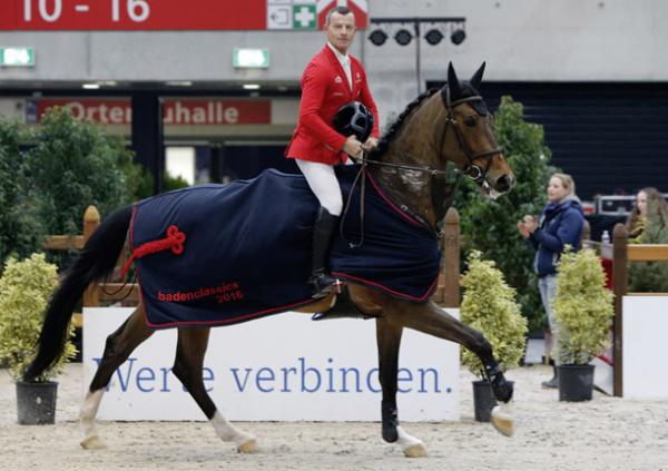 Kurz vor Mitternacht endete die zweite Qualifikation zur Großen Tour und damit der Zweiter Turniertag der 9. Auflage der BadenClassics. Nach einem spannenden Duell im Stechen ritt Pius Schwizer zu seinem dritten Sieg.
Foto: Olaf Rutschek
Kurz vor Mitternacht endete die zweite Qualifikation zur Großen Tour und damit der Zweiter Turniertag der 9. Auflage der BadenClassics. Nach einem spannenden Duell im Stechen ritt Pius Schwizer zu seinem dritten Sieg.
Foto: Olaf Rutschek