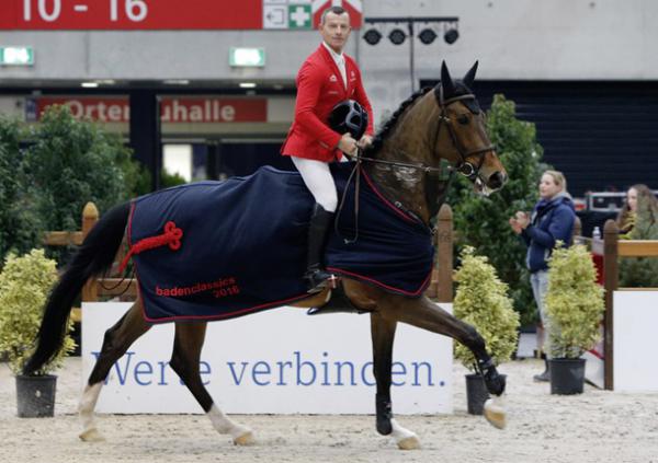 Kurz vor Mitternacht endete die zweite Qualifikation zur Großen Tour und damit der Zweiter Turniertag der 9. Auflage der BadenClassics. Nach einem spannenden Duell im Stechen ritt Pius Schwizer zu seinem dritten Sieg.

Foto: Olaf Rutschek
