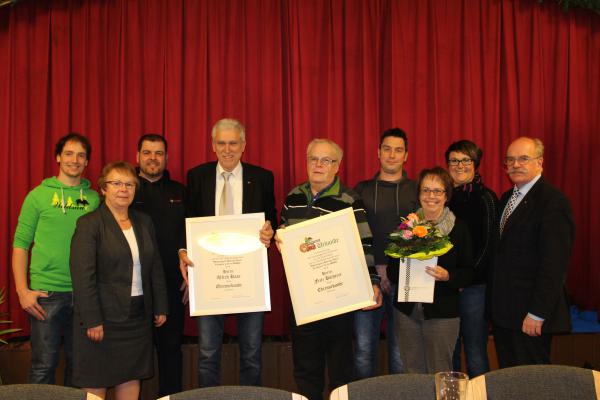 Bürgermeisterin Hannelore Reinbold-Mench (2.v.l.) und ADAC-Vorsitzender Clemens Bieniger (r.) rahmen die Geehrten Sebbi Fakler, Stefan Scheer, Alfred Haas, Fritz Böcherer, Olav Pomerin, Anita Müller und Nicole Reifert ein. Bürgermeisterin Hannelore Reinbold-Mench (2.v.l.) und ADAC-Vorsitzender Clemens Bieniger (r.) rahmen die Geehrten Sebbi Fakler, Stefan Scheer, Alfred Haas, Fritz Böcherer, Olav Pomerin, Anita Müller und Nicole Reifert ein.