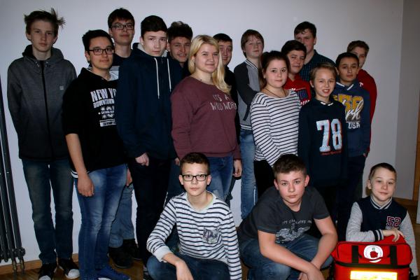 Das sind die künftigen Schulsanitäter an der Grimmelshausenschule, die von DRK-Ausbildungsleiter Fabian Faller ausgebildet wurden sowie von Lehrer Jens Baumgärtner betreut werden. Das sind die künftigen Schulsanitäter an der Grimmelshausenschule, die von DRK-Ausbildungsleiter Fabian Faller ausgebildet wurden sowie von Lehrer Jens Baumgärtner betreut werden.