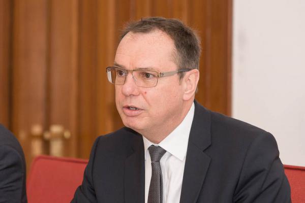 Neubauprojekt für das Kenzinger Areal Ladhof vorgestellt - Geschäftsführer Ingmar Roth (badenovaKONZEPT GmbH & Co KG) erläuterte die Erschließungsmaßnahmen und Entwicklungsplanungen. Neubauprojekt für das Kenzinger Areal Ladhof vorgestellt - Geschäftsführer Ingmar Roth (badenovaKONZEPT GmbH & Co KG) erläuterte die Erschließungsmaßnahmen und Entwicklungsplanungen.