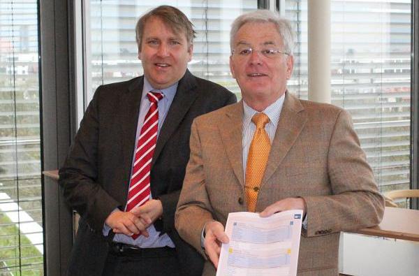 Vorläufiges Ergebnis der neuen Vollversammlung der Industrie- und Handelskammer Südlicher Oberrhein präsentiert - Andreas Kempff (Hauptgeschäftsführer IHK Südlicher Oberrhein, links) und Dr. Norbert Euba (Vorsitzender des Wahlausschusses) Vorläufiges Ergebnis der neuen Vollversammlung der Industrie- und Handelskammer Südlicher Oberrhein präsentiert - Andreas Kempff (Hauptgeschäftsführer IHK Südlicher Oberrhein, links) und Dr. Norbert Euba (Vorsitzender des Wahlausschusses)