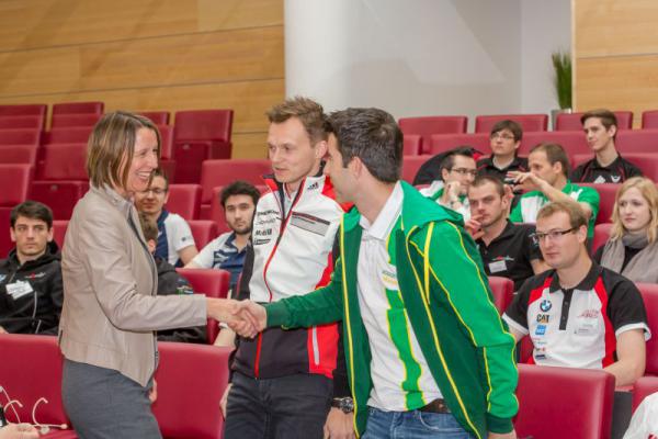 Corinna Schittenhelm, Vorstand Personal und Arbeitsdirektorin (links), eröffnete die Motorsport Academy im Schaeffler-Konferenzzentrum in Herzogenaurach.
Corinna Schittenhelm, Vorstand Personal und Arbeitsdirektorin (links), eröffnete die Motorsport Academy im Schaeffler-Konferenzzentrum in Herzogenaurach.