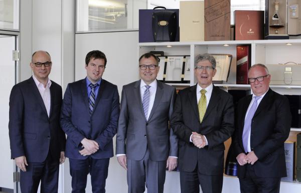Von links: Valerio d´Adamo (Geschäftsführer der Ch. Dahlinger GmbH & Co. KG), Dr. Jochen Siegele (Wirtschaftsförderer der Stadt Lahr), Bernd Dahlinger (Geschäftsführer der Ch. Dahlinger GmbH & Co. KG), Dr. Wolfgang G. Müller (Oberbürgermeister der Stadt Lahr), Christian Dahlinger (Geschäftsführer der Ch. Dahlinger Verwaltungs GmbH) bei ihrem Rundgang. Von links: Valerio d´Adamo (Geschäftsführer der Ch. Dahlinger GmbH & Co. KG), Dr. Jochen Siegele (Wirtschaftsförderer der Stadt Lahr), Bernd Dahlinger (Geschäftsführer der Ch. Dahlinger GmbH & Co. KG), Dr. Wolfgang G. Müller (Oberbürgermeister der Stadt Lahr), Christian Dahlinger (Geschäftsführer der Ch. Dahlinger Verwaltungs GmbH) bei ihrem Rundgang.