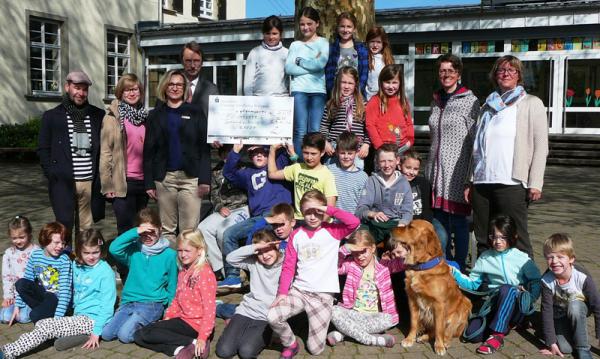 Sparkasse Freiburg-Nördlicher Breigau spendet an den Förderverein der Grundschule Wasser.