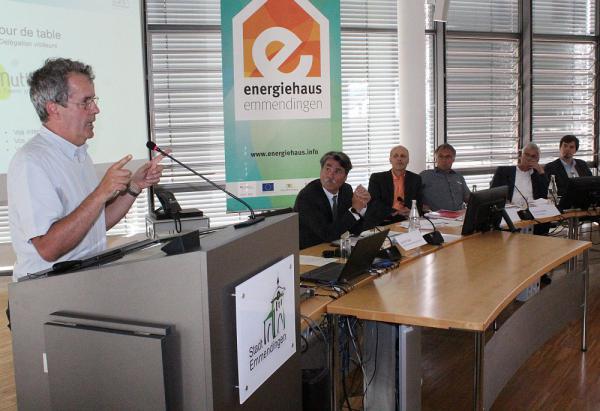 Delegation aus Nord-Elsass informierte sich über Stadtteil-Kampagne „Bürkle-Bleiche“ - Von links: Patrick Barbier (Bürgermeister der französischen Gemeinde Muttersholtz), Joachim Saar (Oberbürgermeister-Stellvertreter), Armin Bobsien (Klimaschutzmanager Stadt Emmendingen), Christian Kessel (Umweltbeauftragter Stadt Emmendingen), Heinrich Jung (Geschäftsführer Stadtwerke Emmendingen) und Phillip Oswald (Klimaschutzmanager Landkreis Emmendingen) Delegation aus Nord-Elsass informierte sich über Stadtteil-Kampagne „Bürkle-Bleiche“ - Von links: Patrick Barbier (Bürgermeister der französischen Gemeinde Muttersholtz), Joachim Saar (Oberbürgermeister-Stellvertreter), Armin Bobsien (Klimaschutzmanager Stadt Emmendingen), Christian Kessel (Umweltbeauftragter Stadt Emmendingen), Heinrich Jung (Geschäftsführer Stadtwerke Emmendingen) und Phillip Oswald (Klimaschutzmanager Landkreis Emmendingen)