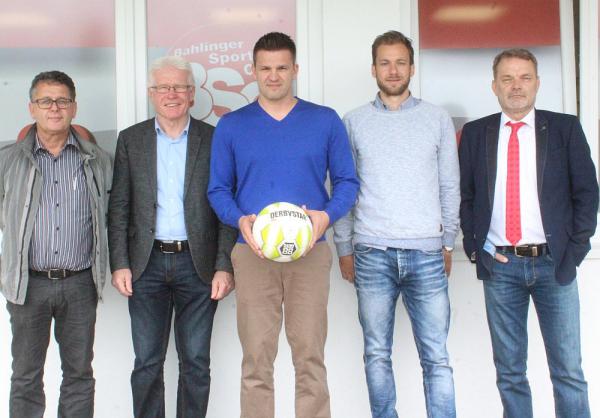 Zlatan Bajramović ist neuer Trainer beim Bahlinger SC - Von links: Dieter Bühler (Erster Vorsitzende BSC), August Zügel (Sportlicher Leiter BSC), Trainer Zlatan Bajramović, Bernhard Wiesler (Teammanager BSC) und Hans-Joachim Meyer (Zweiter Vorsitzende BSC) Zlatan Bajramović ist neuer Trainer beim Bahlinger SC - Von links: Dieter Bühler (Erster Vorsitzende BSC), August Zügel (Sportlicher Leiter BSC), Trainer Zlatan Bajramović, Bernhard Wiesler (Teammanager BSC) und Hans-Joachim Meyer (Zweiter Vorsitzende BSC)