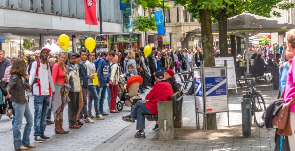 Menschenkette Hand-in-Hand für Toleranz, Vielfalt und Menschlichkeit und gegen Rassismus in Lörrach, Samstag, 18. Juni 2016 Menschenkette Hand-in-Hand für Toleranz, Vielfalt und Menschlichkeit und gegen Rassismus in Lörrach, Samstag, 18. Juni 2016