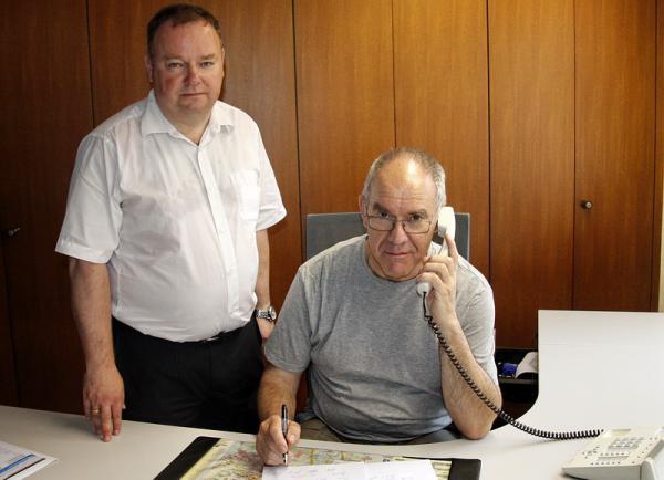 Am Samstag für die Bürger da: Bürgermeister Hagenacker (links) und Hauptamtsleiter Braun, der das eingerichtete Notfalltelefon von 10-14 Uhr besetzt hatte
REGIOTRENDS-Foto: Reinhard Laniot Am Samstag für die Bürger da: Bürgermeister Hagenacker (links) und Hauptamtsleiter Braun, der das eingerichtete Notfalltelefon von 10-14 Uhr besetzt hatte
REGIOTRENDS-Foto: Reinhard Laniot