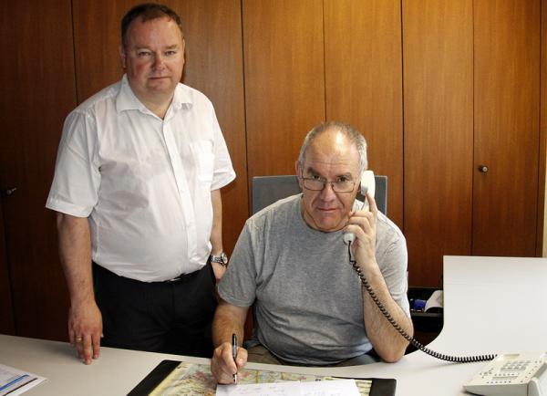 Am Samstag für die Bürger da: Bürgermeister Hagenacker (links) und Hauptamtsleiter Braun, der das eingerichtete Notfalltelefon von 10-14 Uhr besetzt hatte 

REGIOTRENDS-Foto: Reinhard Laniot