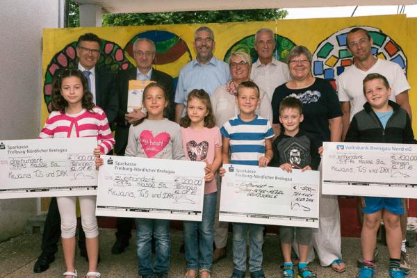 Scheckübergabe Erlös Teninger Sommerlauf - Übergabe an die erfolgreichen Schulen und Klassen. Von links, hintere Reihe: Andreas Cordier (Kiwanis-Club Emmendingen/Baden e.V), Rektor Markus Felder (Theodor-Frank-Realschule), Markus Birmele (Präsident TUS Teningen e.V.), Sabine Bonert (Rektorin Johann-Peter-Hebel-Grundschule), Peter Klein (Präsident Kiwanisclub Emmendingen/Baden e.V.), Michaela Bauer-Dietz (Konrektorin Johann-Peter-Hebel-Grundschule), Jürgen Graf (Lehrer Johann-Peter-Hebel Grundschule).
Vordere Reihe: Olsa Mulaku (4. Klasse), Saphira Kuske (2. Klasse), Sarah Laier (1. Klasse), Jannik Meichelbeck (2. Klasse), Robin Heise (1. Klasse), Hannes Müller (3. Klasse), alle Johann-Peter-Hebel Grundschule.
Scheckübergabe Erlös Teninger Sommerlauf - Übergabe an die erfolgreichen Schulen und Klassen. Von links, hintere Reihe: Andreas Cordier (Kiwanis-Club Emmendingen/Baden e.V), Rektor Markus Felder (Theodor-Frank-Realschule), Markus Birmele (Präsident TUS Teningen e.V.), Sabine Bonert (Rektorin Johann-Peter-Hebel-Grundschule), Peter Klein (Präsident Kiwanisclub Emmendingen/Baden e.V.), Michaela Bauer-Dietz (Konrektorin Johann-Peter-Hebel-Grundschule), Jürgen Graf (Lehrer Johann-Peter-Hebel Grundschule).
Vordere Reihe: Olsa Mulaku (4. Klasse), Saphira Kuske (2. Klasse), Sarah Laier (1. Klasse), Jannik Meichelbeck (2. Klasse), Robin Heise (1. Klasse), Hannes Müller (3. Klasse), alle Johann-Peter-Hebel Grundschule.