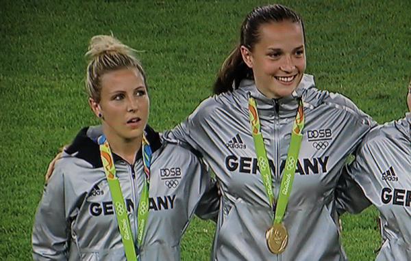 Freiburg hat seine Olympiasiegerin: Gold für Laura Benkarth (rechts) vom SC Freiburg)!

TV-Bild (ZDF)