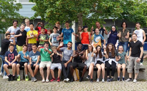 24 Schülerinnen und Schüler (mit und ohne Migrationshintergrund) sind der Frage nachgegangen, was Menschen aus anderen Kulturkreisen an Deutschland überrascht und was sie zunächst seltsam finden. 24 Schülerinnen und Schüler (mit und ohne Migrationshintergrund) sind der Frage nachgegangen, was Menschen aus anderen Kulturkreisen an Deutschland überrascht und was sie zunächst seltsam finden.