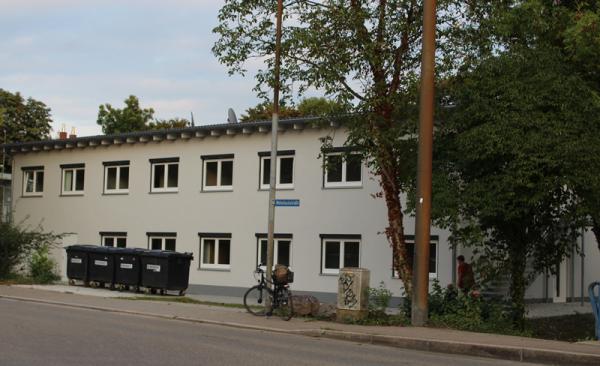Die neue Asylunterkunft in der Weinstockstraße in Emmendingen bietet Platz für insgesamt neun Familien
Foto: Landratsamt Emmendingen, Ulrich Spitzmüller
Die neue Asylunterkunft in der Weinstockstraße in Emmendingen bietet Platz für insgesamt neun Familien
Foto: Landratsamt Emmendingen, Ulrich Spitzmüller