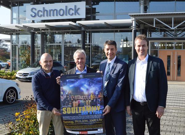 Soul Family meets Sax´n Tuba im Autohaus Schmolck am 19. November 2016
Von links: Werner Englert (MusicLab), Fritz Volpp (Präsident Kiwanis-Club Emmendingen/Baden e.V.), Jürgen Henninger und Bernhard Schmolck (Geschäftsführer Autohaus Schmolck)
Soul Family meets Sax´n Tuba im Autohaus Schmolck am 19. November 2016
Von links: Werner Englert (MusicLab), Fritz Volpp (Präsident Kiwanis-Club Emmendingen/Baden e.V.), Jürgen Henninger und Bernhard Schmolck (Geschäftsführer Autohaus Schmolck)