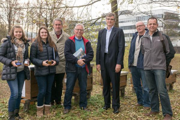 Bienenprojekt der Badenova erbringt eigenen Honig - Von links: Laura Winterhalter, Antonia Rombach (beide Klasse 9a Droste-Hülshoff-Gymnasium), Harald Hog, Lothar Dähn (Imkerverein Freiburg), Dr. Thorsten Radensleben (Vorstandsvorsitzender badenova), Axel Ochsenfahrt (Schaubienenstock Mundenhof), Martin Homburger (Vorstand Imkerverein Freiburg). Bienenprojekt der Badenova erbringt eigenen Honig - Von links: Laura Winterhalter, Antonia Rombach (beide Klasse 9a Droste-Hülshoff-Gymnasium), Harald Hog, Lothar Dähn (Imkerverein Freiburg), Dr. Thorsten Radensleben (Vorstandsvorsitzender badenova), Axel Ochsenfahrt (Schaubienenstock Mundenhof), Martin Homburger (Vorstand Imkerverein Freiburg).