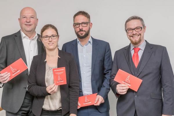 "Z'Friburg in der Stadt" stellt Freiburger Gutschein vor - "Z'Friburg in der Stadt" von links: Wolfgang Knoll (Geschäftsführer Galeria Kaufhof), Geschäftsführerin Claudia Warth, Michael Walter (Löwen-Apotheke), Vorsitzender Stefan Huber (Stefan Meier Tabakwaren und Whisky). "Z'Friburg in der Stadt" stellt Freiburger Gutschein vor - "Z'Friburg in der Stadt" von links: Wolfgang Knoll (Geschäftsführer Galeria Kaufhof), Geschäftsführerin Claudia Warth, Michael Walter (Löwen-Apotheke), Vorsitzender Stefan Huber (Stefan Meier Tabakwaren und Whisky).