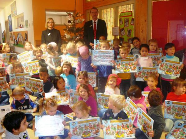 Freudige Kindergesichter gab es beim Besuch der „Weihnachtsboten der Sparkasse“ bei der Städtischen Kindertagesstätte Windenreute. Denn: Der Filialdirektor Hartmut Ott (hinten rechts) und die Leiterin der Sparkasse Bürkle-Bleiche Patricia Haras (hinten links) hatten eine süße Überraschung im Gepäck Freudige Kindergesichter gab es beim Besuch der „Weihnachtsboten der Sparkasse“ bei der Städtischen Kindertagesstätte Windenreute. Denn: Der Filialdirektor Hartmut Ott (hinten rechts) und die Leiterin der Sparkasse Bürkle-Bleiche Patricia Haras (hinten links) hatten eine süße Überraschung im Gepäck