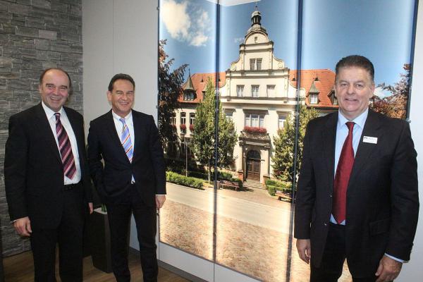 Volksbank BeratungsCenter Bötzingen feierlich eröffnet - (Von links): Bürgermeister Dieter Schneckenburger, Karl-Heinz Dreher (Sprecher Vorstand Volksbank Breisgau Nord) und Mario Ketterer (Ketterer Immobilien) Volksbank BeratungsCenter Bötzingen feierlich eröffnet - (Von links): Bürgermeister Dieter Schneckenburger, Karl-Heinz Dreher (Sprecher Vorstand Volksbank Breisgau Nord) und Mario Ketterer (Ketterer Immobilien)