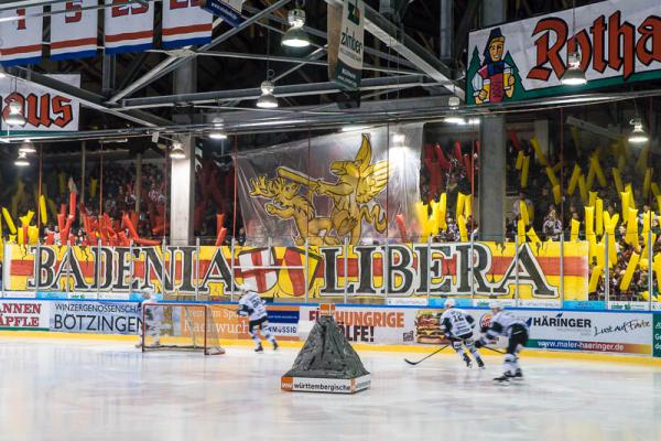 EHC Freiburg besiegt zum Jahresende Tabellenführer Bietigheim mit 4:2 - Mit einer beeindruckenden Choreo begrüßten die Fans ihr Team zum letzten Spiel des Jahres 2016. 