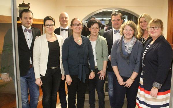 Mitgliederversammlung der Gewerbe- & Handelsvereinigung bestens besucht – Vorstand einstimmig entlastet.
Von links: Sebastian Wagner (Zweiter Vorsitzender), Nadja Hügel, Andreas Eckermann, Monika Hauser, Lui Hirtler, Ingo Fuchs (Erster Vorsitzender), Vera Schlupf, Katja Roßwog und Caroline Simon (Kaiserstühler Verkehrsbüro) Mitgliederversammlung der Gewerbe- & Handelsvereinigung bestens besucht – Vorstand einstimmig entlastet.
Von links: Sebastian Wagner (Zweiter Vorsitzender), Nadja Hügel, Andreas Eckermann, Monika Hauser, Lui Hirtler, Ingo Fuchs (Erster Vorsitzender), Vera Schlupf, Katja Roßwog und Caroline Simon (Kaiserstühler Verkehrsbüro)