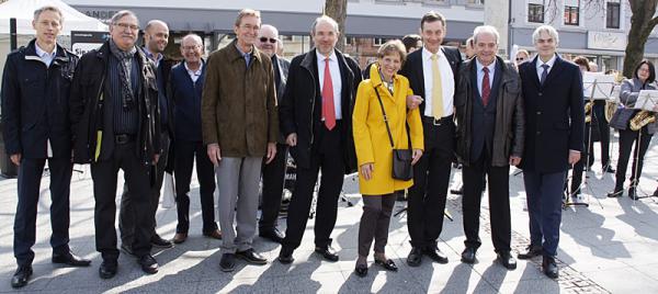 Von links:ordere Reihe: Bürgermeister Dr. Michael Wilke, Lörrach; Kreisrat Ulrich May;   Bürgermeister Gaston Latscha von Hésingue (Vize-Präsident Districtsrat) ;  Grossrat Dr. Heinrich Ueberwasser (Präsident Districtsrat);  Landrätin Marion Dammann (Vize-Präsidentin TEB);  Bürgermeister Dr. Christoph Hoffmann von Bad Bellingen (Vize-Präsident Districtsrat);  Bürgermeister Jean-Marc Deichtmann von Huningue (Vize-Präsident TEB);  Stadtpräsident Lukas Ott von Liestal (Präsident des TEB seit 24.03.17) 

Foto: Steffen Adams, Stadt Lörrach
