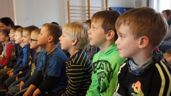 Gespannte Aufmerksamkeit während der Lesung von Andreas Kirchgäßner in der Sprachheilschule.
Foto: Sprachheilschule Emmendingen Gespannte Aufmerksamkeit während der Lesung von Andreas Kirchgäßner in der Sprachheilschule.
Foto: Sprachheilschule Emmendingen