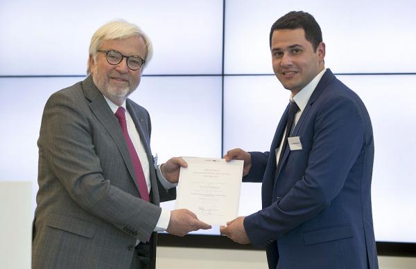 Der Mikrosystemtechniker Karim Mohamed Gad (rechts im Bild) erhielt den Südwestmetall-Förderpreis 2017

Foto: Südwestmetall