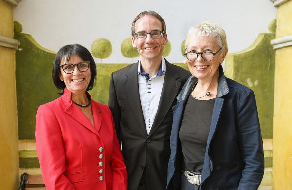 Ehrenamtliche Vortragsreihe „Neue Perspektiven“ im Europa-Park - Matthias Herzog sprach über "Typisch – Menschenkenntnis auf einen Blick": Marianne Mack, Matthias Herzog und Barbara Dickmann
Foto: Europa-Park Ehrenamtliche Vortragsreihe „Neue Perspektiven“ im Europa-Park - Matthias Herzog sprach über "Typisch – Menschenkenntnis auf einen Blick": Marianne Mack, Matthias Herzog und Barbara Dickmann
Foto: Europa-Park