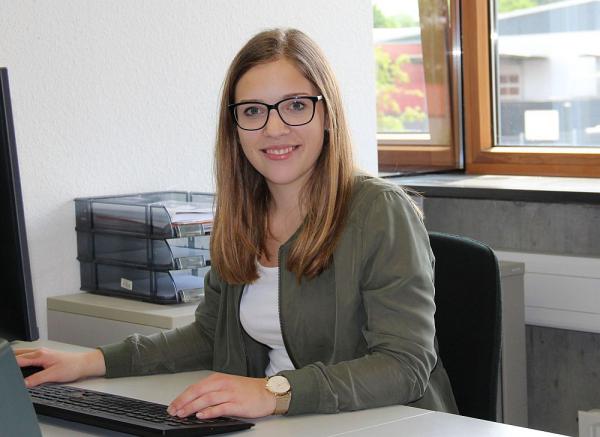 31. Mai/1. Juni: Job-Start-Börse eröffnet Berufsperspektiven - Ein Messebesuch bietet neben Einblicken auch Chancen auf einen Ausbildungsplatz
Rebecca Hintereck freut sich über ihren Ausbildungsplatz bei der Sensopart Industriesensorik GmbH in Gottenheim
Foto: IHK Südlicher Oberrhein 31. Mai/1. Juni: Job-Start-Börse eröffnet Berufsperspektiven - Ein Messebesuch bietet neben Einblicken auch Chancen auf einen Ausbildungsplatz
Rebecca Hintereck freut sich über ihren Ausbildungsplatz bei der Sensopart Industriesensorik GmbH in Gottenheim
Foto: IHK Südlicher Oberrhein