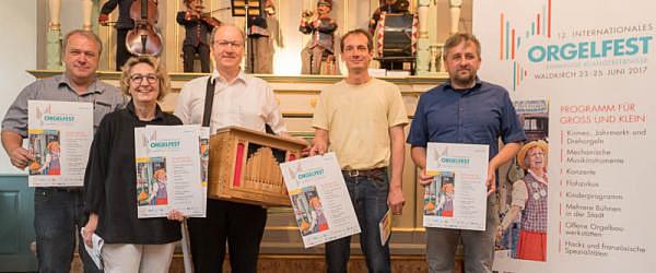 12. Waldkircher Orgelfest von 23. - 25 Juni - Von links Orgelbauer Wolfgang Brommer, Dr. Evelyn Flögel (Kuratorin der Stadt), Bernd Wintermantel (Waldkircher Orgelstiftung), Orgelbauer Achim Schneider, Gregor Swierczyna (Cheforganisator Orgelfest). 12. Waldkircher Orgelfest von 23. - 25 Juni - Von links Orgelbauer Wolfgang Brommer, Dr. Evelyn Flögel (Kuratorin der Stadt), Bernd Wintermantel (Waldkircher Orgelstiftung), Orgelbauer Achim Schneider, Gregor Swierczyna (Cheforganisator Orgelfest).