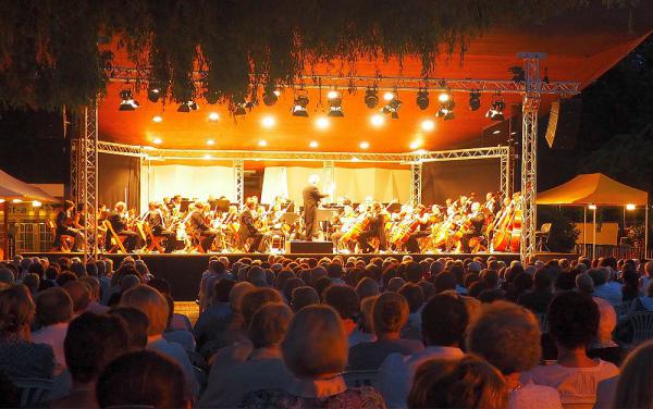 25. Juli: Justus Frantz & die Philharmonie der Nationen - „Klassik pur“ unter dem Sternenhimmel im Kurpark
Foto: Kur und Bäder GmbH Bad Krozingen 25. Juli: Justus Frantz & die Philharmonie der Nationen - „Klassik pur“ unter dem Sternenhimmel im Kurpark
Foto: Kur und Bäder GmbH Bad Krozingen