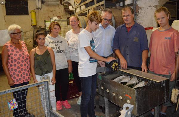 120 Flaschen mit Etiketten versehen - Von links: Lehrerin Ilona Lange-Welz, die Schülerinnen Vergilia, Saskia und Jaqueline, Peter Welz (Vorsitzender Förderverein), Florian Dreher (Weinhaus Dreher) und Tristan, vorne an der Reinigungs-Maschine "Etiketten-Künstler" Justin 120 Flaschen mit Etiketten versehen - Von links: Lehrerin Ilona Lange-Welz, die Schülerinnen Vergilia, Saskia und Jaqueline, Peter Welz (Vorsitzender Förderverein), Florian Dreher (Weinhaus Dreher) und Tristan, vorne an der Reinigungs-Maschine "Etiketten-Künstler" Justin