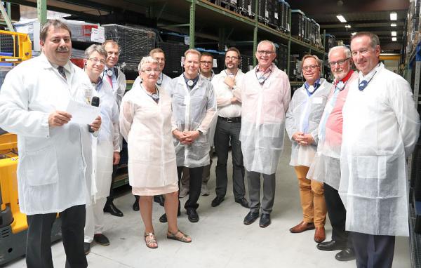 Wirtschaftsförderung Region Freiburg zu Gast bei ebm-papst - Technologieunternehmen für Ventilatoren und Motoren stellte sich vor
Von links: Henning Stemler, Werkleiter Herbolzheim, ebm-papst St. Georgen GmbH & Co. KG, Dipl.-Ing. Reinhard von Lieres, Bernd Rigl, Sparkasse Freiburg Nördlicher Breisgau, Prof. Dr. Margit Zacharias, Albert-Ludwigs-Universität Freiburg, Landrat Hanno Hurth, Landrat des Landkreises Emmendingen, Thorsten Kille, WFG -
Wirtschaftsförderungsgesellschaft des Landkreises Emmendingen mbH, Dr. Bernd Dallmann, Wirtschaftsförderung Region Freiburg e.V., Dirk Fabian, Wirtschaftsverband Industrieller Unternehmen Baden e.V., Bürgermeister Ernst Schilling, Stadt Herbolzheim, Olaf Kather, Handelsverband Südbaden e. V.
Foto: Freiburg Wirtschaft Touristik und Messe GmbH Wirtschaftsförderung Region Freiburg zu Gast bei ebm-papst - Technologieunternehmen für Ventilatoren und Motoren stellte sich vor
Von links: Henning Stemler, Werkleiter Herbolzheim, ebm-papst St. Georgen GmbH & Co. KG, Dipl.-Ing. Reinhard von Lieres, Bernd Rigl, Sparkasse Freiburg Nördlicher Breisgau, Prof. Dr. Margit Zacharias, Albert-Ludwigs-Universität Freiburg, Landrat Hanno Hurth, Landrat des Landkreises Emmendingen, Thorsten Kille, WFG -
Wirtschaftsförderungsgesellschaft des Landkreises Emmendingen mbH, Dr. Bernd Dallmann, Wirtschaftsförderung Region Freiburg e.V., Dirk Fabian, Wirtschaftsverband Industrieller Unternehmen Baden e.V., Bürgermeister Ernst Schilling, Stadt Herbolzheim, Olaf Kather, Handelsverband Südbaden e. V.
Foto: Freiburg Wirtschaft Touristik und Messe GmbH