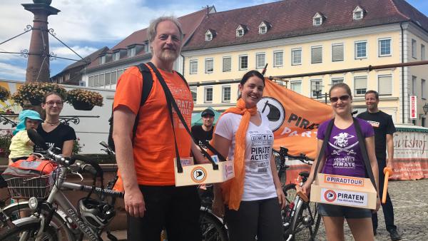 Start der Piradtour mit Anja Hirschel (vorne in der Mitte) auf dem Emmendinger Marktplatz. 