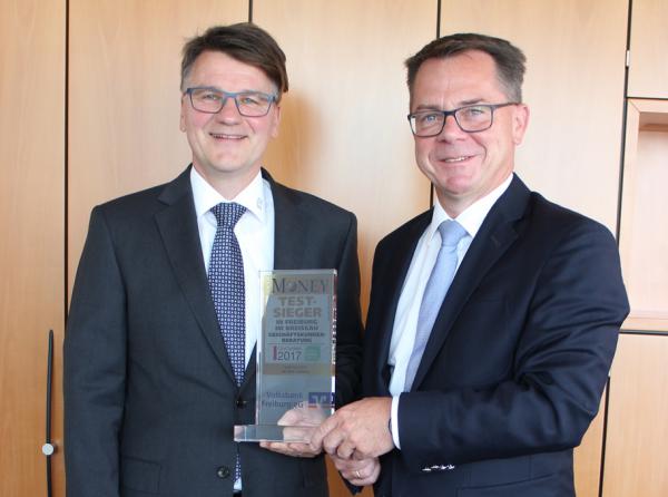 Vorstand Volker Spietenborg (rechts) und Markus Blattmann, Bereichsleiter Firmenkunden, freuen sich über den Testsieg im Bereich Geschäftskundenberatung. Vorstand Volker Spietenborg (rechts) und Markus Blattmann, Bereichsleiter Firmenkunden, freuen sich über den Testsieg im Bereich Geschäftskundenberatung.