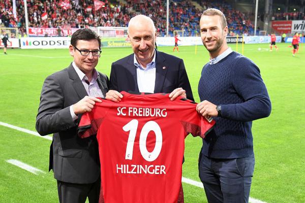 Hilzinger wird Premiumsponsor beim SC Freiburg - Partner aus Region baut sein Engagement weiter aus
Von links: Oliver Leki (Vorstand SC Freiburg), Helmut Hilzinger, Roman Hilzinger

Foto: SC Freiburg