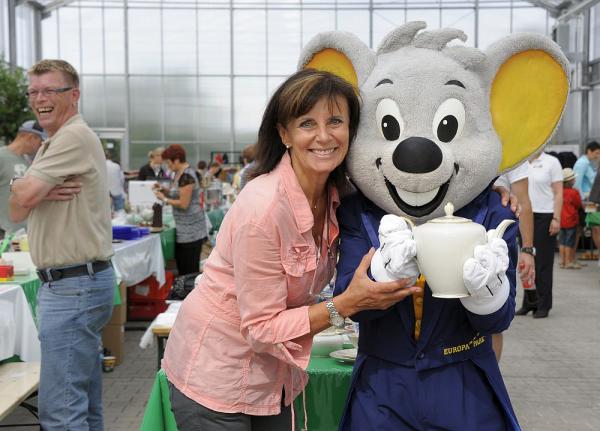 7./8. Oktober: Großer Charity Flohmarkt von Santa Isabel e.V. - Stöbern und kramen für den guten Zweck
Marianne Mack freut sich auf viele Besucher beim großem Charity Flohmarkt
Foto: Europa-Park 7./8. Oktober: Großer Charity Flohmarkt von Santa Isabel e.V. - Stöbern und kramen für den guten Zweck
Marianne Mack freut sich auf viele Besucher beim großem Charity Flohmarkt
Foto: Europa-Park