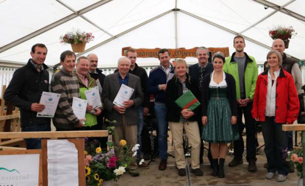 Siegerehrung im Rahmen des Weideabtriebsfestes in Münstertal mit den Preisträgerinnen und Preisträgern sowie Oswald Tröndle (BLHV, 5. v. r.), Bürgermeister der Gem. Münstertal, Rüdiger Ahlers, und Dr. Diethild Wanke, LRA Lörrach, (1. u. 2. v. r.) sowie Holger Wegner (Naturpark, 3.v. r.)
© P. Elsner, BLHV Siegerehrung im Rahmen des Weideabtriebsfestes in Münstertal mit den Preisträgerinnen und Preisträgern sowie Oswald Tröndle (BLHV, 5. v. r.), Bürgermeister der Gem. Münstertal, Rüdiger Ahlers, und Dr. Diethild Wanke, LRA Lörrach, (1. u. 2. v. r.) sowie Holger Wegner (Naturpark, 3.v. r.)
© P. Elsner, BLHV