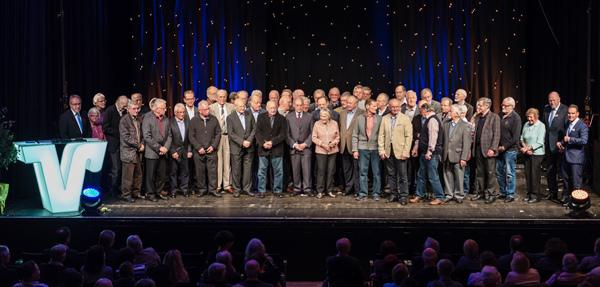 Dankeschön-Veranstaltung der Volksbank Breisgau Nord für ihre Mitgliederjubilare - Gemeinsam auf der Bühne: Die Geehrten für 50 Jahre Mitgliedschaft
REGIOTRENDS-Foto: Reinhard Laniot Dankeschön-Veranstaltung der Volksbank Breisgau Nord für ihre Mitgliederjubilare - Gemeinsam auf der Bühne: Die Geehrten für 50 Jahre Mitgliedschaft
REGIOTRENDS-Foto: Reinhard Laniot