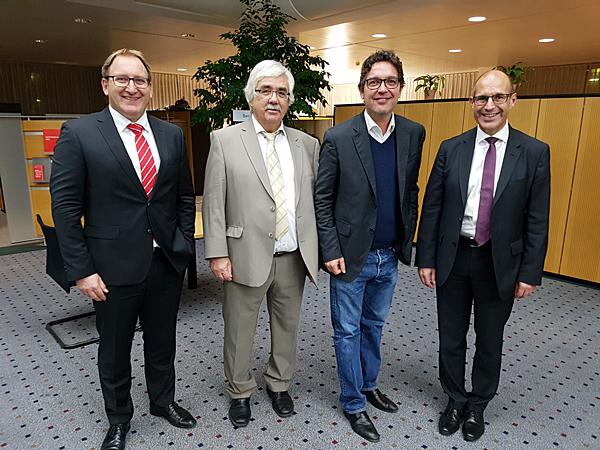 Geschäftsführer der Sparkassen-Immo GmbH Oliver Kamenisch, Notar Alfons Veit, Referenten Georg Ortner und der Vorstandsvorsitzende der Sparkasse Erich Greil.
Geschäftsführer der Sparkassen-Immo GmbH Oliver Kamenisch, Notar Alfons Veit, Referenten Georg Ortner und der Vorstandsvorsitzende der Sparkasse Erich Greil.