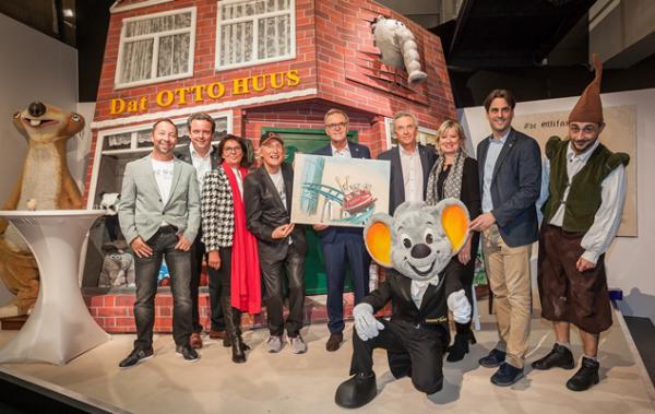 Die Inhaberfamilie Mack freut sich mit Künstler Otto Waalkes (4.v.li.) und Sänger sowie Laudator DJ BoBo (li.) über die Eröffnung der neuen Ausstellung „OTTOs Welt“ im Europa-Park.